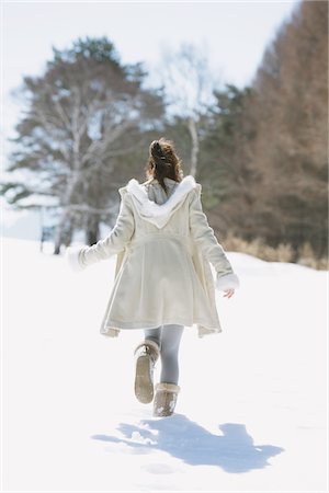 Teenage Girl Walking Alone In Snow Foto de stock - Con derechos protegidos, Código: 859-03860637