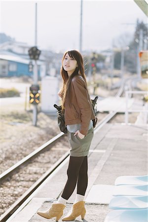 simsearch:859-03860700,k - Pretty Young Woman On Platform Looking For Train Foto de stock - Con derechos protegidos, Código: 859-03860698