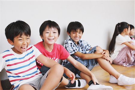 Enfants assis sur le plancher Photographie de stock - Rights-Managed, Code: 859-03860860