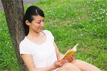 simsearch:614-02985269,k - Japanese Woman Sitting On Grass And Reading Book Stock Photo - Rights-Managed, Code: 859-03884543
