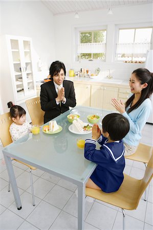 praying at table - Family Praying Before Meal Stock Photo - Rights-Managed, Code: 859-03884873