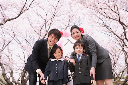 simsearch:400-04416781,k - Portrait de groupe de famille japonaise sous les arbres fleuris Photographie de stock - Rights-Managed, Code: 859-03884994