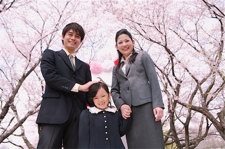 simsearch:400-04416781,k - Portrait de groupe de famille japonaise sous les cerisiers en fleurs Photographie de stock - Rights-Managed, Code: 859-03884995