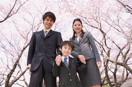 simsearch:400-04416781,k - Portrait de groupe de famille japonaise sous les cerisiers en fleurs Photographie de stock - Rights-Managed, Code: 859-03884996