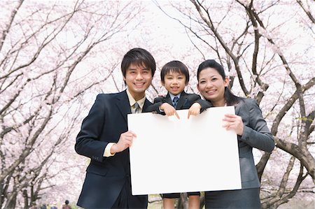 simsearch:400-04416781,k - Parents avec leur fils tenant le tableau blanc Photographie de stock - Rights-Managed, Code: 859-03884998