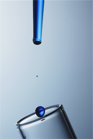 eye dropper - Dropping Liquid Into Test Tube Foto de stock - Con derechos protegidos, Código: 859-03982266