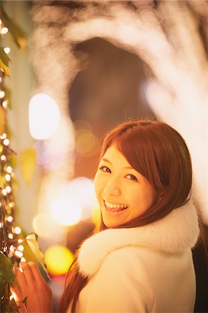 simsearch:859-06710957,k - Japanese Women Smiling And Looking Back Stock Photo - Rights-Managed, Code: 859-03982562