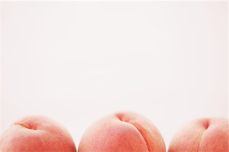 food detail - Close Up Of Three White Peaches Foto de stock - Con derechos protegidos, Código: 859-03983087