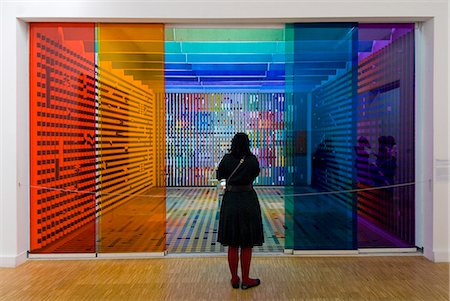 Femme regardant une installation d'art au Centre Pompidou, Musée d'Art moderne, Paris, France Photographie de stock - Rights-Managed, Code: 851-02959850