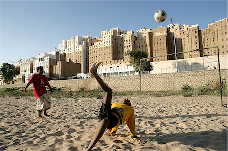 Boys playing football,walls of Shibam,Hadramawt valley,Yemen Foto de stock - Con derechos protegidos, Código: 851-02964459