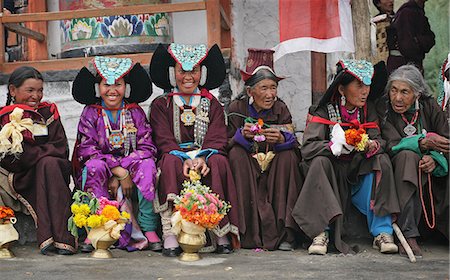 Des femmes en costume traditionnel, vallée de la Nubra, Leh, Ladakh, Inde Photographie de stock - Rights-Managed, Code: 851-02960387