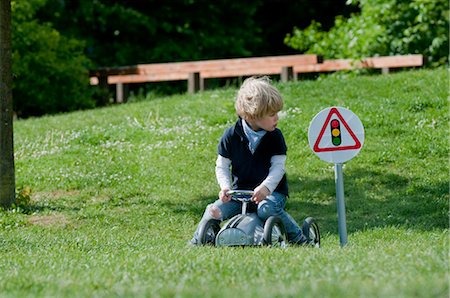 Blond boy playing outside Stock Photo - Rights-Managed, Code: 853-05523477