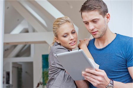 Young couple with ipad Foto de stock - Con derechos protegidos, Código: 853-05523559