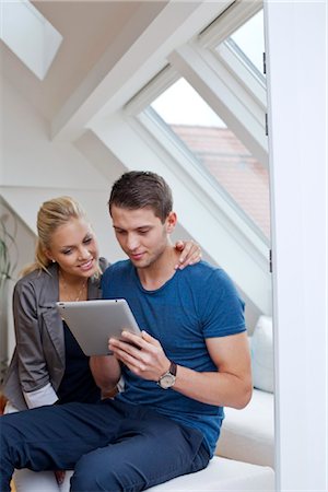 Young couple with ipad Foto de stock - Con derechos protegidos, Código: 853-05523565