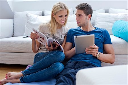 Young couple with ipad Foto de stock - Con derechos protegidos, Código: 853-05523573