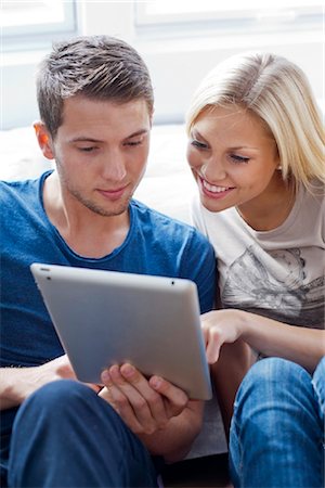 Young couple with ipad Foto de stock - Con derechos protegidos, Código: 853-05523624