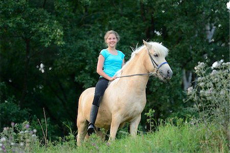simsearch:853-06306120,k - Smiling girl riding on horse Stock Photo - Rights-Managed, Code: 853-06306089