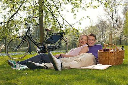 Young couple having picnic Stock Photo - Rights-Managed, Code: 853-06441434