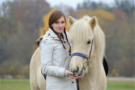 Smiling young woman with horse Photographie de stock - Rights-Managed, Code: 853-06623253