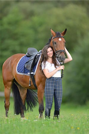 Teenage girl standing with a Mecklenburger horse on a paddock Photographie de stock - Rights-Managed, Code: 853-07241782