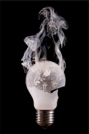 smoky - light bulb bursting, close-up Foto de stock - Con derechos protegidos, Código: 853-02914086