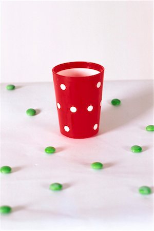 simsearch:853-02914712,k - one red mug, full shot Stock Photo - Rights-Managed, Code: 853-02914486