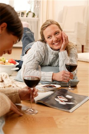 Deux femmes avec des verres à vin située à l'étage Photographie de stock - Rights-Managed, Code: 853-02913687