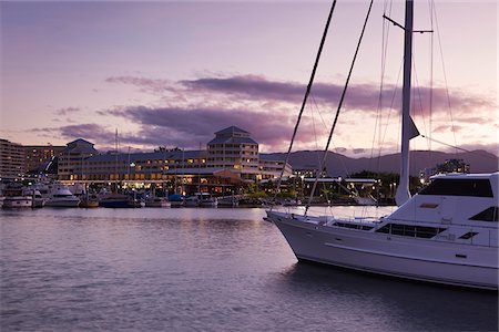 simsearch:862-07690507,k - Australie, Queensland, Cairns. Yachts dans le port de plaisance avec Shangri-la Hotel at The Pier à l'arrière-plan. Photographie de stock - Rights-Managed, Code: 862-05996809