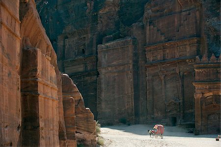 Horse drawn carriage travelling through The Siq, a narrow canyon passage leading to The Treasuary, Petra Stock Photo - Rights-Managed, Code: 862-05998319