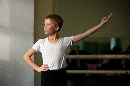 Sakhalin, Yuzhno-Sakhalinsk, Russia; Dance students during ballet class at 'Gimnasia no.3': the art college in the capital of the island Foto de stock - Con derechos protegidos, Código: 862-05999009