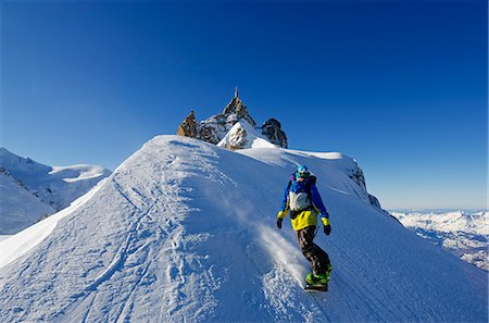 sports and snowboarding - Europe, France, French Alps, Haute Savoie, Chamonix, Aiguille du Midi, snowboarder starting the Vallee Blanche off piste Foto de stock - Con derechos protegidos, Código: 862-06541653