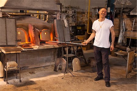 Firing glass in the kiln at a glass factory on Murano island, Venice, Italy Photographie de stock - Rights-Managed, Code: 862-06542159