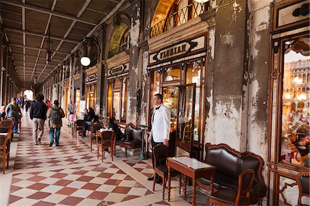 europe coffee shop - A waiter standing outside Caffe Florian in St Marks Square, Venice, Italy Photographie de stock - Rights-Managed, Code: 862-06542162