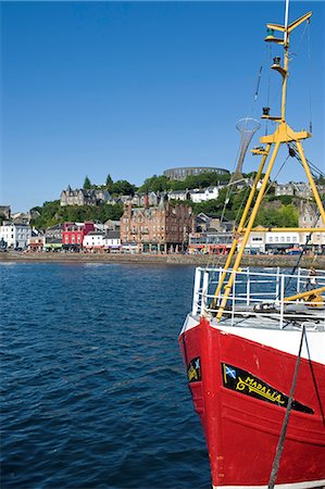 Scotland, West Coast, Oban. View of Oban harbour with fishing boat and McCaig s folly on the hill behind. Foto de stock - Con derechos protegidos, Código: 862-06542703