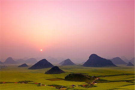 China, Yunnan, Luoping. Mustard fields in bloom amongst the karst outcrops at Luoping. Foto de stock - Con derechos protegidos, Código: 862-06676225