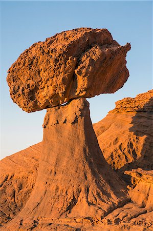 Chad, Chigeou, Ennedi, Sahara. A giant mushroom-shaped rock feature of balancing sandstone. Stock Photo - Rights-Managed, Code: 862-06676504
