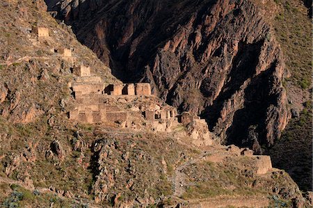 simsearch:862-06677365,k - South America, Peru, Cusco, Sacred Valley, Ollantaytambo. Inka wasi houses on the hill above Ollantaytambo village Stock Photo - Rights-Managed, Code: 862-06677349