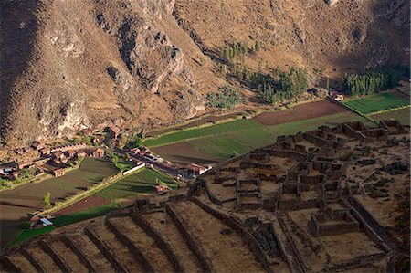 simsearch:862-06677365,k - South America, Peru, Cusco, Sacred Valley, Pisac. View of Pisac village and the Sacred Valley from the Inca ruins of Pisac with Qallaqasa, the citadel in the foreground Stock Photo - Rights-Managed, Code: 862-06677374