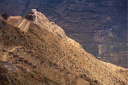 simsearch:862-06677365,k - South America, Peru, Cusco, Sacred Valley, Pisac. View of the Sacred Valley and Inca buildings and terraces from the ruins of Pisac Stock Photo - Rights-Managed, Code: 862-06677372