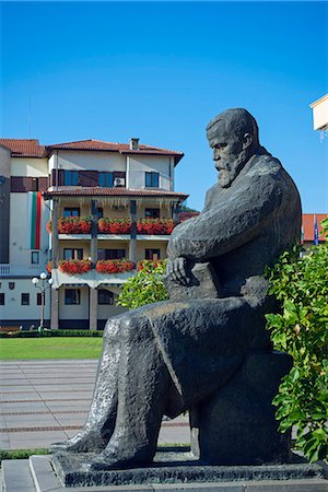 simsearch:862-06825141,k - Europe, Bulgaria, Tryavna, bronze statue Stock Photo - Rights-Managed, Code: 862-06825131