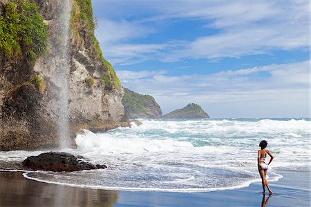 Dominica, Riviere Cyrique. A young woman stands looking at the waterfall at Wavine Cyrique. (MR). Foto de stock - Con derechos protegidos, Código: 862-06825297