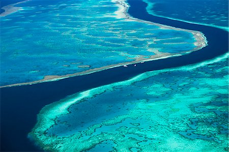 queensland - Australia, Queensland, Whitsundays, Great Barrier Reef Marine Park.  Aerial view of The River, a 200 ft deep channel running between Hardys Reef and Hook Reef. Foto de stock - Con derechos protegidos, Código: 862-07495757