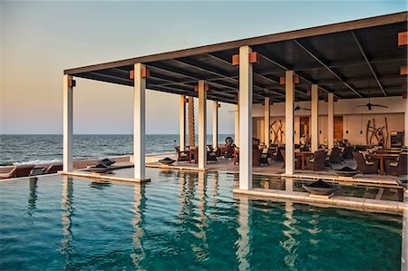 simsearch:862-07690507,k - Poolside bar at sunset in the grounds of the 5 star Chedi Hotel, in Ghubrah, Muscat, Masqat, Oman. Photographie de stock - Rights-Managed, Code: 862-07910395