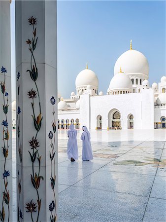 United Arab Emirates, Abu Dhabi. Two arabic men in traditional dress walking inside Sheikh Zayed Grand Mosque Foto de stock - Con derechos protegidos, Código: 862-07910897