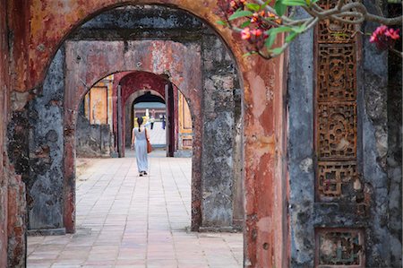 Woman walking in Dien Tho inside Imperial Palace in Citadel (UNESCO World Heritage Site), Hue, Thua Thien-Hue, Vietnam (MR) Foto de stock - Con derechos protegidos, Código: 862-07911046