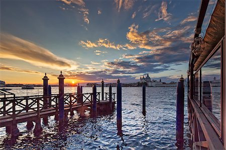 simsearch:862-07690507,k - Cip's Club restaurant and mooring of the 5 star Hotel Cipriani, at sunset, looking towards St. Maria della Salute Basilica, Giudecca, Venice, Veneto, Italy. Photographie de stock - Rights-Managed, Code: 862-08090478