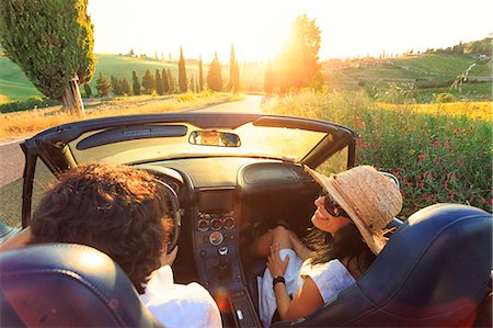 roads and sun - Italy, Tuscany, Siena district, Orcia Valley, Montichiello. A young couple driving in a winding road and cypresses.(MR) Foto de stock - Con derechos protegidos, Código: 862-08090493