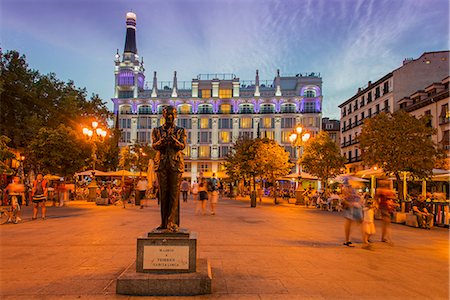 simsearch:862-07690507,k - Bronze sculpure of spanish poet Federico Garcia Lorca in Plaza de Santa Ana, Madrid, Comunidad de Madrid, Spain Photographie de stock - Rights-Managed, Code: 862-08091167