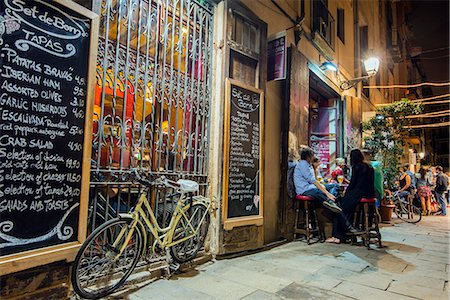 Tapas bar in Born neighborhood at night, Barcelona, Catalonia, Spain Foto de stock - Con derechos protegidos, Código: 862-08091249
