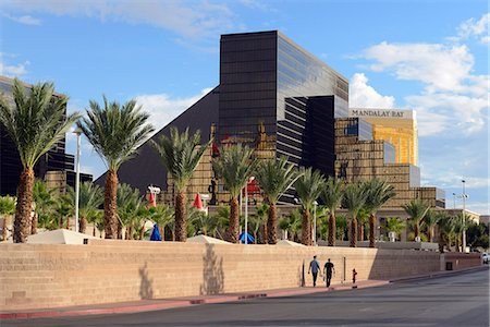 simsearch:862-08274106,k - USA,Nevada,Las Vegas,Mandalay Bay hotel and casino from the back with people walking, Stock Photo - Rights-Managed, Code: 862-08274105